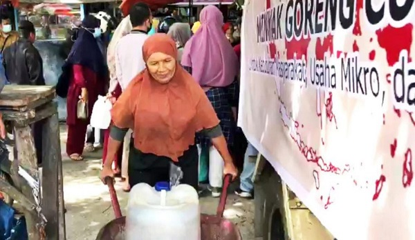 Dijual Rp14.500 Per Kilogram, Penjualan 7.500 Kg Minyak Goreng Curah Diserbu Warga