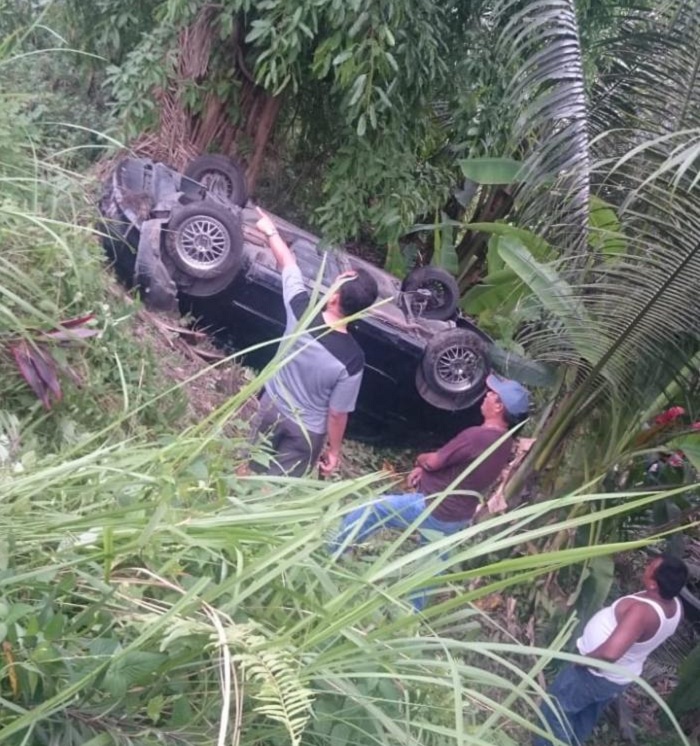RASAIN DAH...Kabur Usai Tabrak Pejalan Kaki, Mobil Honda City Ini Terjun dan Terbalik di Semak-semak