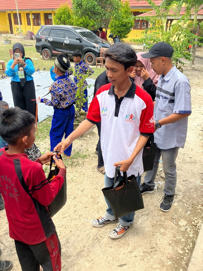 Forum Anak Kabupaten Bengkalis Salurkan Bantuan Pasca Banjir