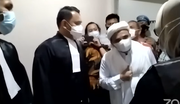 Dijemput dari Rutan Bareskrim, HRS Tetap Menolak Sidang Online