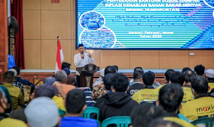 Wali Kota Dumai Kembali Serahkan Bansos Dampak Inflasi untuk Pengemudi Transportasi