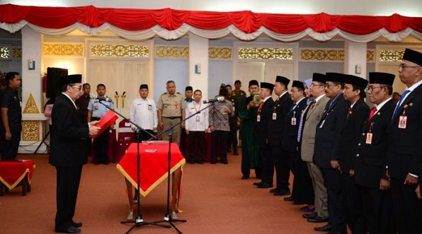 Syamsuar Lantik 12 Pejabat Eselon II, Ini Nama-namanya..
