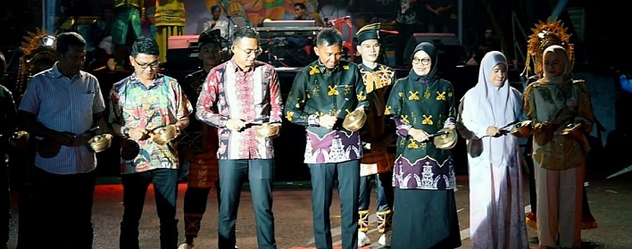Pjs Bupati Hadiri Pembukaan HUT Ke-25 Kuansing di Taman Jalur Teluk Kuantan