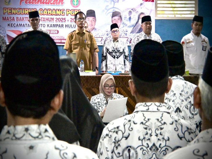 Wakil Bupati Kampar Sekaligus Ketua PGRI Kampar Lantik Pengurus Cabang PGRI Kecamatan Koto Kampar Hulu Masa Bakti XXIII Tahun 2025–2030