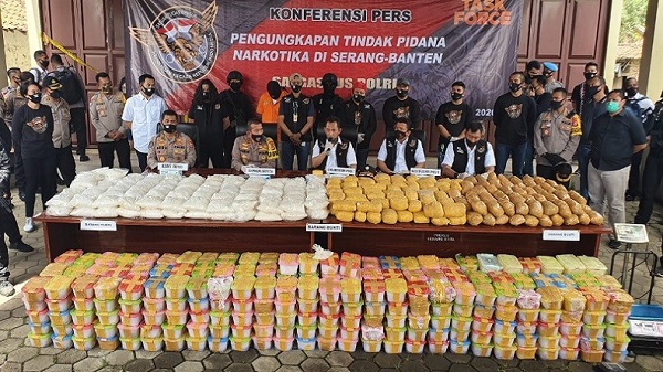 Polisi Tangkap 821 Kilogram Sabu dan Dua Warga Negara Asing di Serang Banten