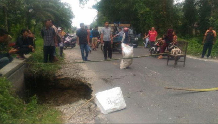 WASPADA...Jalur Riau-Sumbar Amblas di Kuok, Truk Muatan Besar Dialihkan
