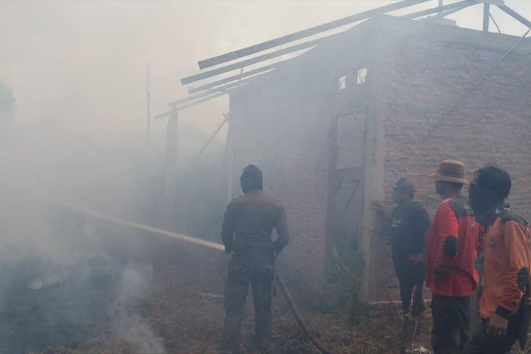 Gara-gara Karhutla, Rumah Warga Dumai-Riau Nyaris Terbakar