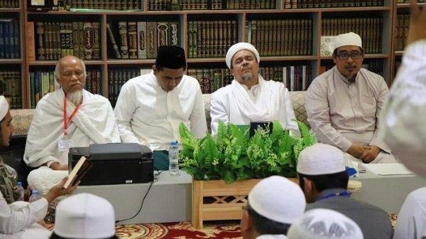 Tak Hanya Diminta Datang, Habib Rizieq Syihab Jadi Imam Salat dan Pimpin Doa Pemakaman KH Maimun Zubair