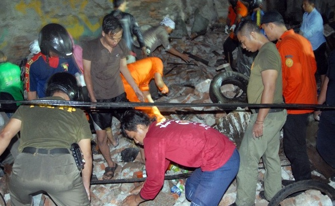 Berteduh di Warung Saat Hujan Lebat, 4 Nyawa Melayang Ditimpa Bangunan Tua, Belasan Motor Terkubur