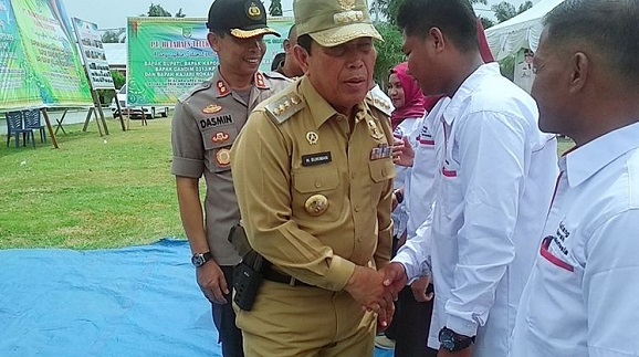 Foto Bupati Rohul Bawa Pistol Saat Hadiri Acara Bersama Masyarakat, Ini Penjelasannya...