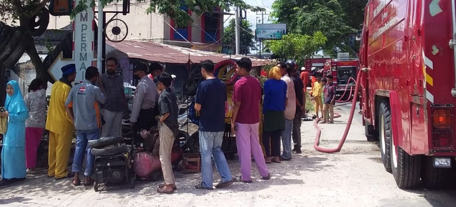 BREAKING NEWS: Kebakaran Hanguskan Rumah dan Bengkel di Jalan Parit Indah Menjelang Jumat Tadi
