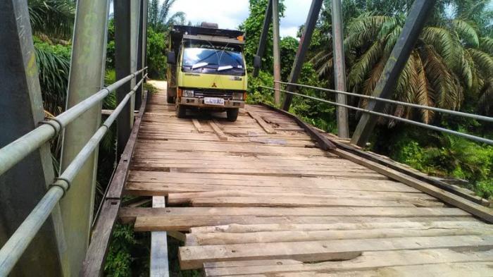 Rusak Parah, Kondisi Jembatan di Inhu Ini Sangat Memprihatinkan, Cepat Perbaiki!