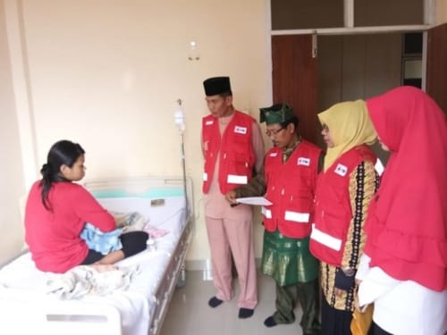 Zulaikhah Wardan Serahkan Bantuan untuk Bayi Penderita Infeksi Paru-paru