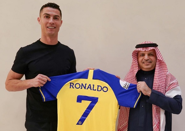 Cristiano Ronaldo Resmi Gabung ke Al Nassr, Digaji Rp 3,3 Triliun Per Tahun