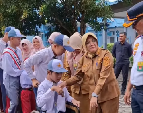 Bupati Afni Jemput Antar Anak Disabilitas ke Sekolah: Mereka Anak-anak Kita yang Istimewa...