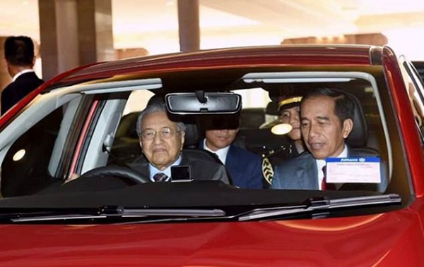 Disupiri Mahathir Naik Mobil Proton Berkecepatan 180 Kilometer, Jokowi Curhat di Instagram: Saya Tak Khawatir....
