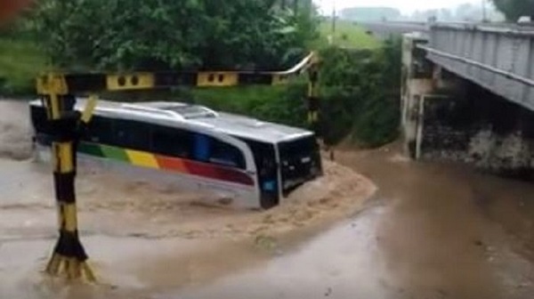 Terobos Banjir Setinggi 2 Meter, Tebak  Apa yang Terjadi Pada Bus Sinar Jaya Ini