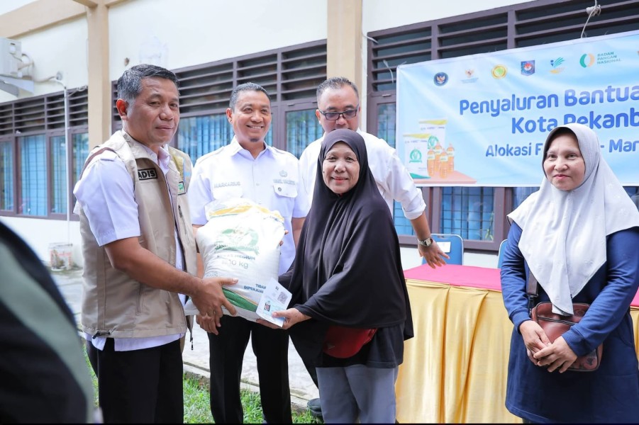 Kadis DKP Dampingi Wawako Pekanbaru Salurkan Bantuan Beras CPP untuk Warga Kota Tinggi dan Simpang Empat