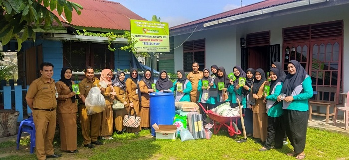 Disketapang Serahkan Program Pemberdayaan Masyarakat Kepada KWT Pelita Hati