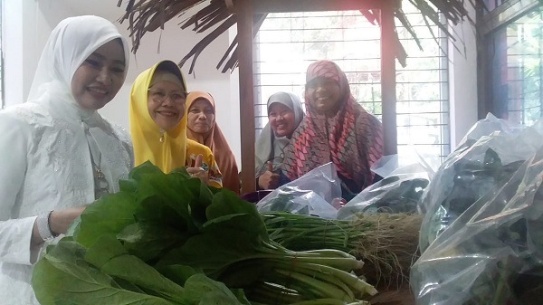Ikut Berbelanja, Ketua TP PKK Pekanbaru  Raja Rilla Mustafa Apresiasi Gerakan Pangan Murah Disketapang