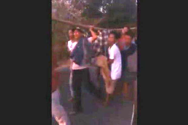 Terjadi Lagi, Tak Diizinkan Pakai Ambulans, Jenazah Nenek di Takalar Ditandu Keluarga