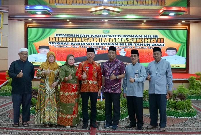 Bupati Afrizal Sintong  Tutup Bimbingan Manasik Haji Kabupaten  Rokan Hilir