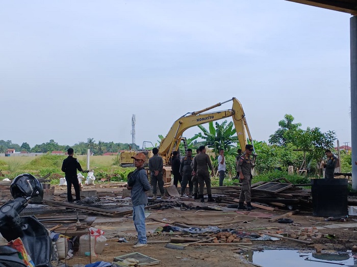 15 Rumah di  Bawah Jembatan Siak I Dibongkar