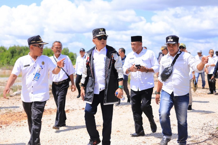 Bupati Asmar TInjau Jalan Tiga Desa di Rangsang