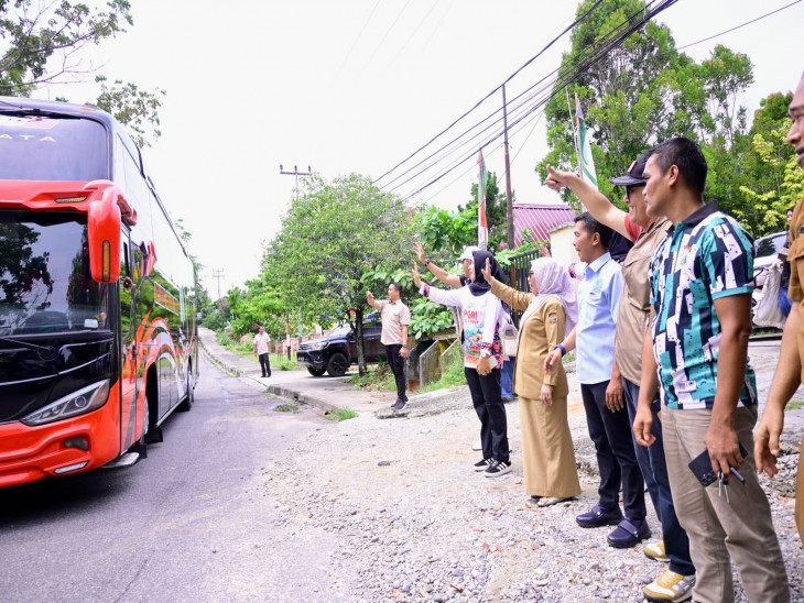 Lepas Kontingen PORSENIJAR PGRI, Wakil Bupati Kampar Pesan Jaga Kekompakan, Jaga Sportivitas, Kampar Juara
