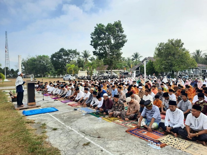 Kapolsek Benai Bersama Masyaraakat Benai  Gelar Sholat Istisqo Di Halaman Kantor Camat Benai