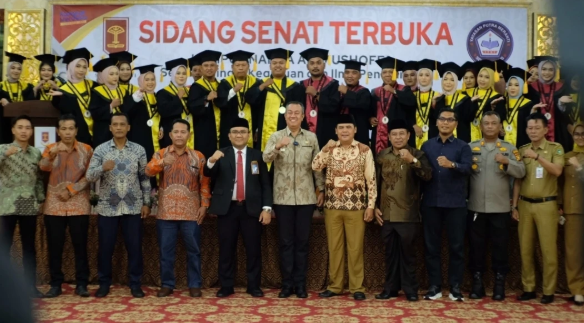 Hadiri Wisuda STKIP Meranti, Wabup Muzamil: Guru Harus Jadi Teladan, Digugu dan Ditiru