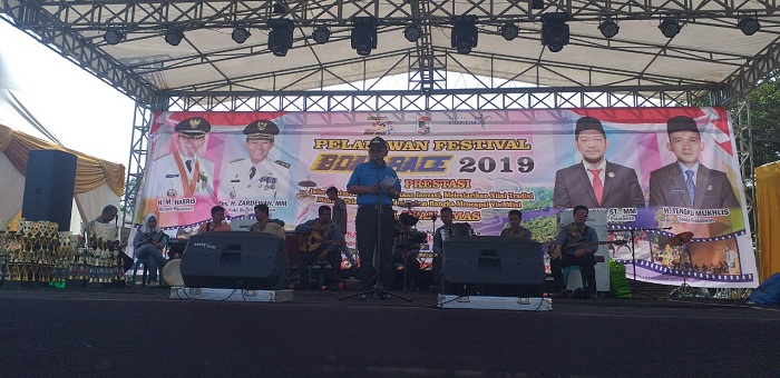 Disaksikan Ribuan Warga, Bupati HM Harris Buka Festival Boat Race 2019 di Tepian Ranah Bunga Tanjung