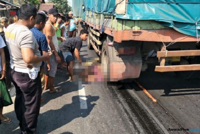 NGERI...Motor Senggol Viar dan Terjatuh, Pasutri Sadi dan Sumi Tewas Terseret Truk Gandeng Sejauh 7 Meter