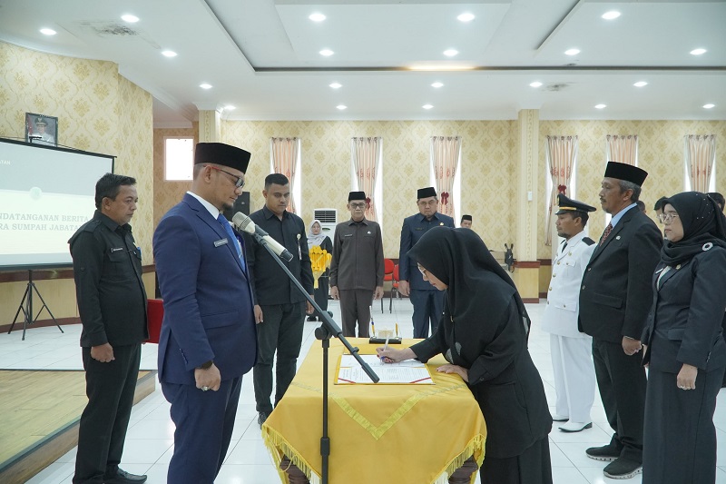 Sarman Syahroni  Lantik Enam Pejabat di Lingkungan Pemkab Rohil
