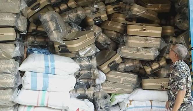 WOW...Polisi Temukan Gudang Koper dan Mukena Milik First Travel, Lihat Fotonya