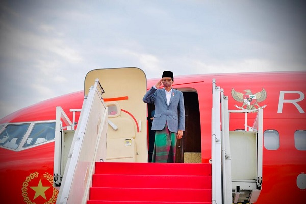 Sarungan, Presiden Jokowi Bertolak ke Kalimantan Kalimantan Timur