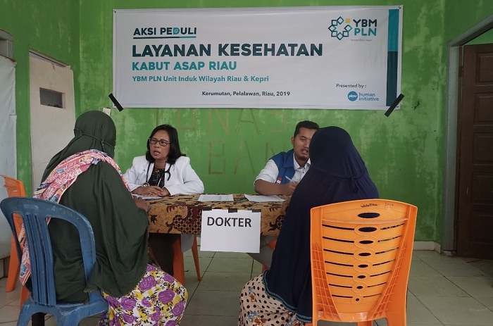 YBM PLN Unit Induk WIlayah Riau dan Kepri Berikan Layanan Kesehatan Gratis dan Masker Gratis di Pelalawan