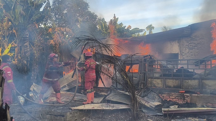 LUAR BIASA! Selesai Padamkan Karhutla di Beluko, Pasukan Manggala Agni Malah Dicegat Kebakaran Rumah Warga di Lintas Kandis