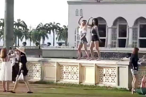 Astaghfirullah, Nekat Goyang Seksi di Depan Masjid, Dua Turis Ini Diusir Kembali ke China