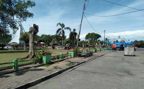 Pohon-pohon Besar di Taman Jalur Ditebangi, Warga Keluhkan Panas Terik