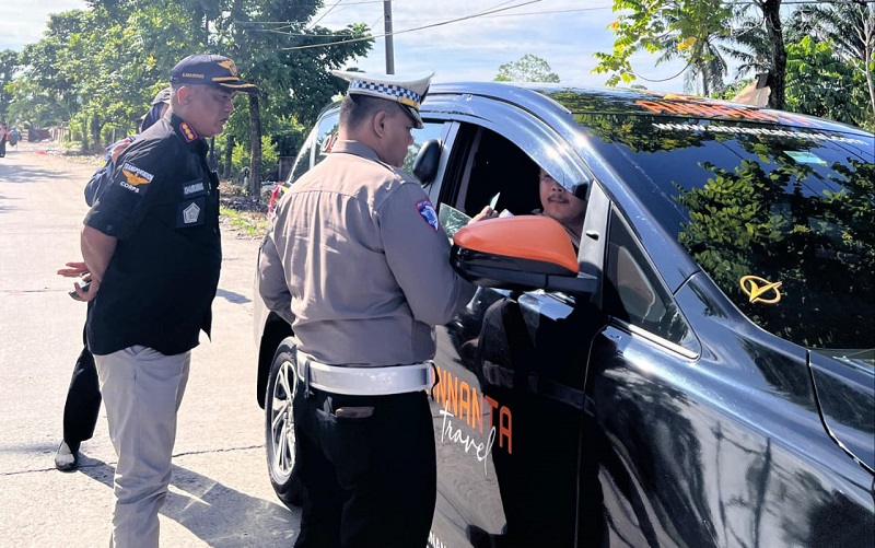 Petugas Gabungan Tindak Puluhan Pengemudi Truk  dan Bus Penumpang di  Soekarno-Hatta