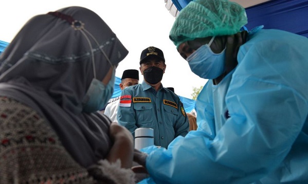 Lanal TNI AL  Lakukan Vaksinasi Masyarakat  dan Nelayan di Dumai