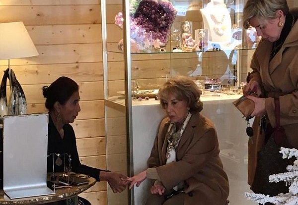 Indahnya Kemanusiaan, Menteri Susi Pijat Warga yang Terjatuh dan Terkilir di Monaco