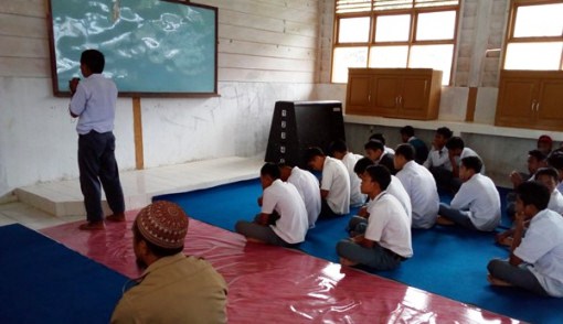 MIRIS BANGET, SMA Negeri tak Punya Meja Kursi, Siswa Terpaksa Belajar di Lantai