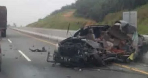 Lakalantas Innova vs Truk  di  KM 32 Tol Pekanbaru-Dumai, 5 Orang Dilaporkan Meninggal Dunia