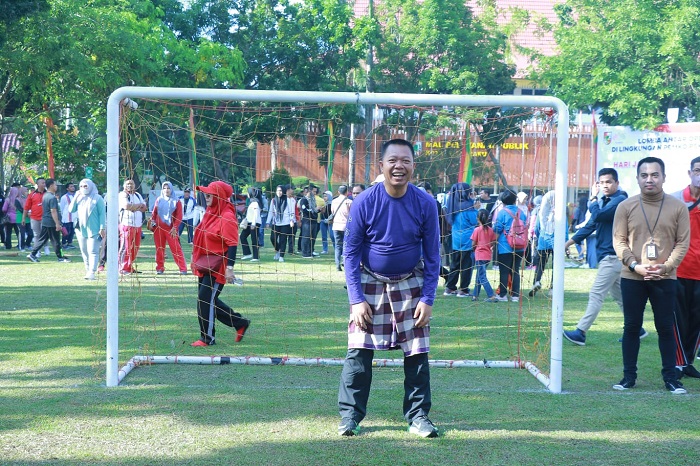Tanding Futsal Pakai SarungAntar OPD, Indra Pomi Ambil Posisi Kiper