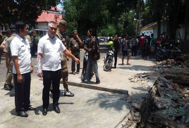 Astaga! Muka Kasat Pol PP Medan Disiram Air Panas oleh Pedagang yang Menolak Ditertibkan