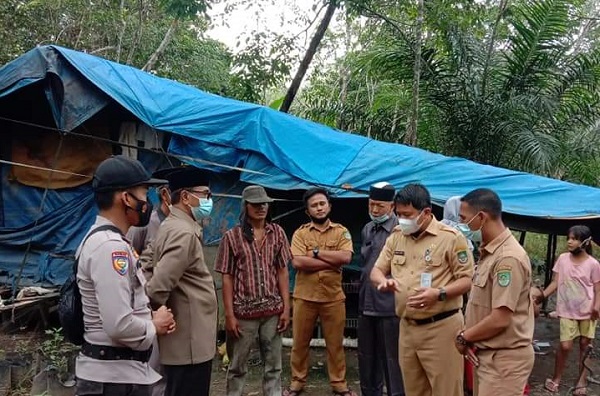 Bertahun-tahun Tinggal di Rumah Beratap Terpal Berdinding Papan, Suriadi  Dapat Perhatian Pemkab dan Baznas Rohul
