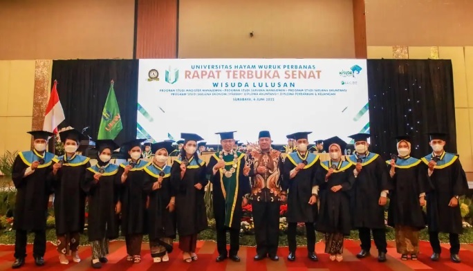 11 Mahasiswa Siak DIwisuda Universitas Hayam Wuruk Perbanas Surabaya, Ini Harapan Bupati Alfedri...