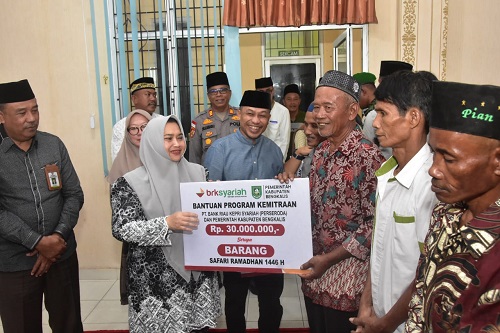 Safari Ramadhan Sambangi Warga Rupat, Bupati Kasmarni Serahkan Sejumlah Bantuan